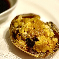 開化亭 - ④上海蟹の蒸物（追加）～上海蟹（雄）を追加でお願いすると蒸し蟹に黒酢を添えて。生々しい濃厚な旨味が残る紹興酒の酔蟹が嬉しかったのだが、具体的にお願いすれば良かったかな。”後悔先に立たず”
