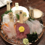 Sandaim'E Amimoto Uosensuisan - 日替わり鮮魚 大量刺身5種盛 (1人前590円)