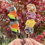 寺子屋本舗 - 料理写真:紅葉だんご、華美だんご秋ver