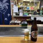 峰 - 先ずは瓶ビール中瓶500円。