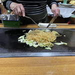 峰 - 焼きそばデラックス調理中。
      