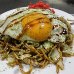 峰 - 焼きそばデラックス650円。