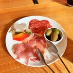 食堂兼居酒屋 コッテロ - ワインのおつまみ盛り合わせ。この日は鴨肉を切らしてたので900円