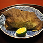 虎屋 壺中庵 - サワラ、百合根、きのこの葛葉包み