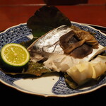 虎屋 壺中庵 - サワラ、百合根、きのこの葛葉包み