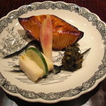 日本料理 とくを - 鰆の幽庵焼と炙った、たいら貝。