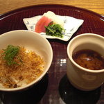 日本料理 とくを - 特製のじゃこごはんと赤出汁、香の物。