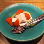 日本料理 とくを - いちご、キウイ、黒豆の豆乳羹。