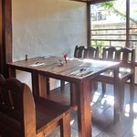 スパイスカフェ - 店内のテーブル席の風景です