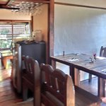 スパイスカフェ - 店内のテーブル席の風景です