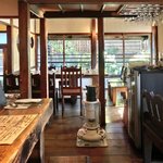 スパイスカフェ - 店内のテーブル席の風景です