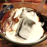 スパイスカフェ - ペアカレーランチ(+牡蠣) 1650円 のアイスコーヒー