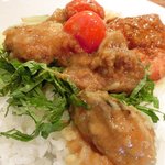 スパイスカフェ - ペアカレーランチ(+牡蠣) 1650円 の牡蠣とトマトと大葉