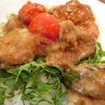 スパイスカフェ - ペアカレーランチ(+牡蠣) 1650円 の牡蠣とトマトと大葉