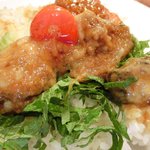 スパイスカフェ - ペアカレーランチ(+牡蠣) 1650円 の牡蠣とトマトと大葉