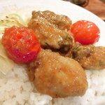 スパイスカフェ - ペアカレーランチ(+牡蠣) 1650円 の牡蠣とトマト