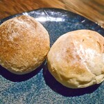 Bistro Refectorium - 全粒粉のパン（左）＆ ハーブのパン