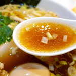 中華そば ムタヒロ - 表面にうっすら鶏油が浮く。煮干はそこまで強調されず、醤油辛さのバランスが丁度良い