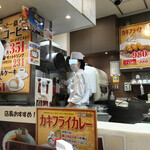 ピッコロ 京阪守口店 - カウンターからの厨房の様子