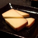 DEN - 自家製スモークのチーズ