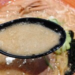 Menya Kotetsu - スープは、白味噌＋背脂の効果❔で、クリーミーでマイルドな仕立て。穏やかに美味しい。ちょいと温いかな。