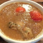 スパイスカフェ - ペアカレーランチ(+牡蠣) 1650円 の鰹だし牡蠣カレー(中辛)