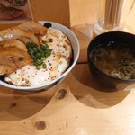 飯と酒屋 - 焼豚玉子丼（659円）