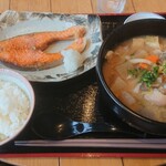 武屋食堂 - 野菜たくさんの豚汁と銀鮭塩焼き定食 (ごはん少なめ) 980円 (－20円)