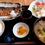 武屋食堂 - 鯖の塩焼きと小豚汁定食 920円