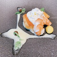 メインダイニングルーム 三笠 - 本日の魚のポワレ　奈良県産白味噌を使ったクルミ入り洋風辛子味噌を纏って　小海老と秋のお野菜　柑橘のアクセント