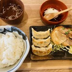 肉汁餃子のダンダダン - 肉汁焼餃子&自家製炙りチャーシュー定食