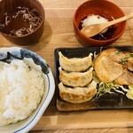 nikujirugyouzanodandadadan - 肉汁焼餃子&自家製炙りチャーシュー定食