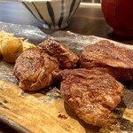 鉄板焼 二平 - 厚切りステーキと付け合わせの焼き野菜(ブロッコリー、ジャガイモ、もやし)