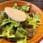 鉄板焼 二平 - 鶏肉がのったサラダ