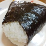 LAWSON - 料理写真:金しゃり焼きさけハラミおにぎり、開封