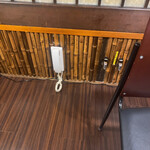 串のこたに - 昔の名残、インターホンは畳席仕様(^_^;)腰を痛めないでね〜