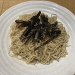 油そば5坪 - 「タレ麺」500円の調理例。チューブニンニクの他、刻み海苔くらいは乗せてみました。
