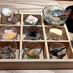 茂治 - 季節の十二単御膳1380円