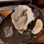 Izakaya Akashi - 殻に盛られた生牡蠣(3個)