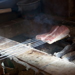 魚菜料理 縄屋 - ブリを焼いています。