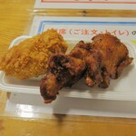 吉岡精肉店 - 左から：ひろめコロッケ（\130）、若鶏の唐揚げ（\90）、山賊唐揚げ（\100）