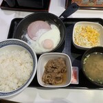 Yoshinoya - ハムエッグ牛小鉢定食です。（2021年11月）