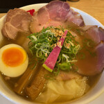 和 dining 清乃 - 四種類のﾁｬｰｼｭｰ、煮玉子、ﾜﾝﾀﾝが乗ってます