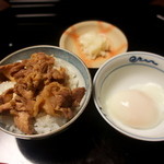しのはら - 猪肉丼とあろうかな（烏骨鶏）の温泉卵