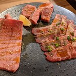 焼肉 牛猿 - タン盛り合わせ