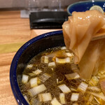 つけ麺・らぁ麺 やまこう - ワンタン入っている❣️トゥルッ。