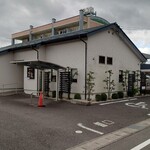 珈琲茶房 花梨 - 店舗外観　障害者用駐車場とスロープあり