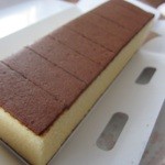 ハタダ - 料理写真:フイルムを剥がしても美しい上部の茶色キメ細かなスポンジが美味しい♪素材がいいので子供のおやつにも安心