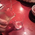 玄蕎麦 野中 - 神奈川県の黒蜥蜴という日本酒を注いでもらいました