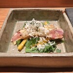 とり茶太郎 - 鳥肉のマリネ（ほろほろ鳥 もも肉 + 茶太郎鶏 胸肉 + サラダ春菊 + 柿）